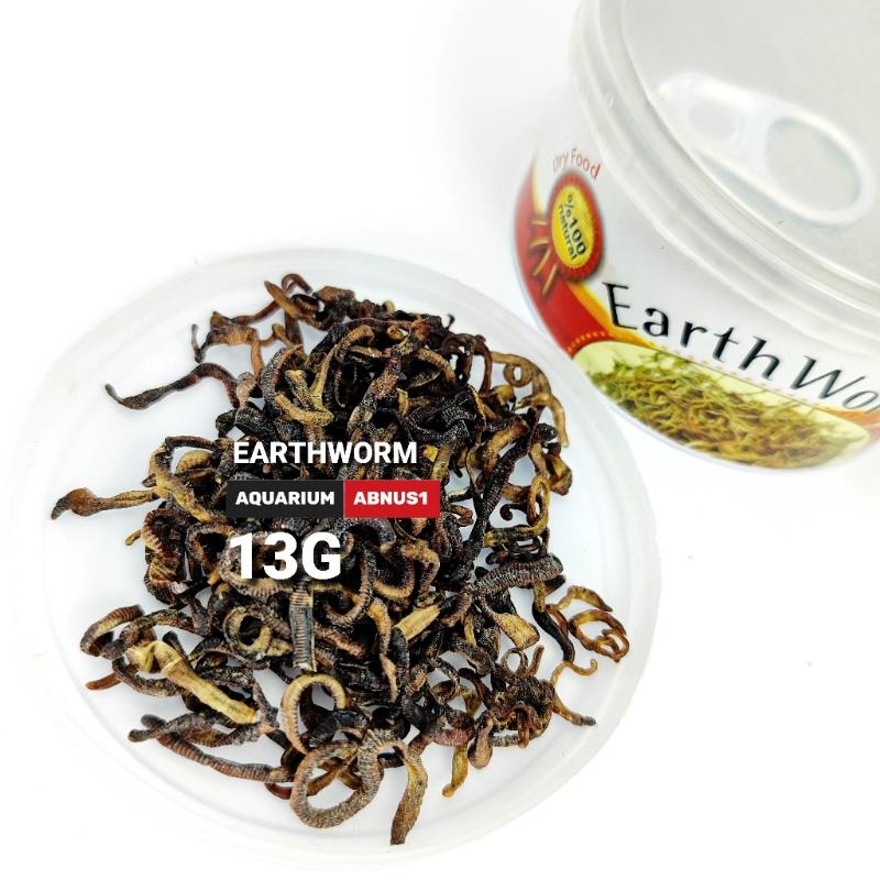 غذای ماهی آکواریوم کنسروی کرم خاکی برند خوراک‌سازان، بسته‌ای کوچک با وزن دقیق ۱۳ گرم که برای استفاده راحت و مؤثر طراحی شده است. این محصول با فرآوری و خشک‌سازی کرم خاکی به ابعاد حدود ۱ تا ۲ سانتی‌متر تولید شده و دارای میزان پروتئین بسیار بالا (≈ ۵۹ ٪)، چربی (≈ ۶ ٪) و ASH (≈ ۴ ٪) است. ترکیب ویژه آن باعث می‌شود یک منبع تغذیه‌ای غنی برای ماهیان آب‌شیرین باشد، فارغ از نوع یا اندازه آن‌ها. این بسته کوچک به راحتی در آکواریوم‌های خانگی جای می‌گیرد و استفاده از آن بسیار ساده است. 