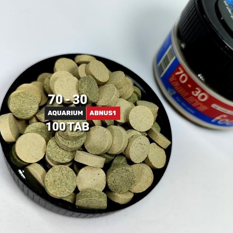 غذا قرصی 2 مزه ماهی آکواریوم 70-30 خوراکسازان 100 عدد غذای قرصی دو مزه ماهی خوراکسازان مدل ۷۰-۳۰ یک خوراک حرفهای و ترکیبی از دو نوع غذای قرصی متفاوت در یک بسته است که نیازهای تغذیهای کامل ماهیان زینتی را تأمین میکند.این محصول شامل ۷۰ عدد قرص با فرمول پروتئینی تقویتی (۴۰٪ پروتئین) و ۳۰ عدد قرص با فرمول طبیعی گیاهی (۳۵٪ پروتئین) است. ترکیب هوشمندانهی آن موجب افزایش اشتها، رشد سریعتر، و بهبود باروری و تولیدمثل ماهیان میشود.فرمولاسیون ویژه با استفاده از پودر ماهی، اسپیرولینا، آرد ذرت، گندم، سویا، عصاره سیر، نمک طبیعی، مولتیویتامین، اسیدهای آمینه، آنتیاکسیدان و مواد