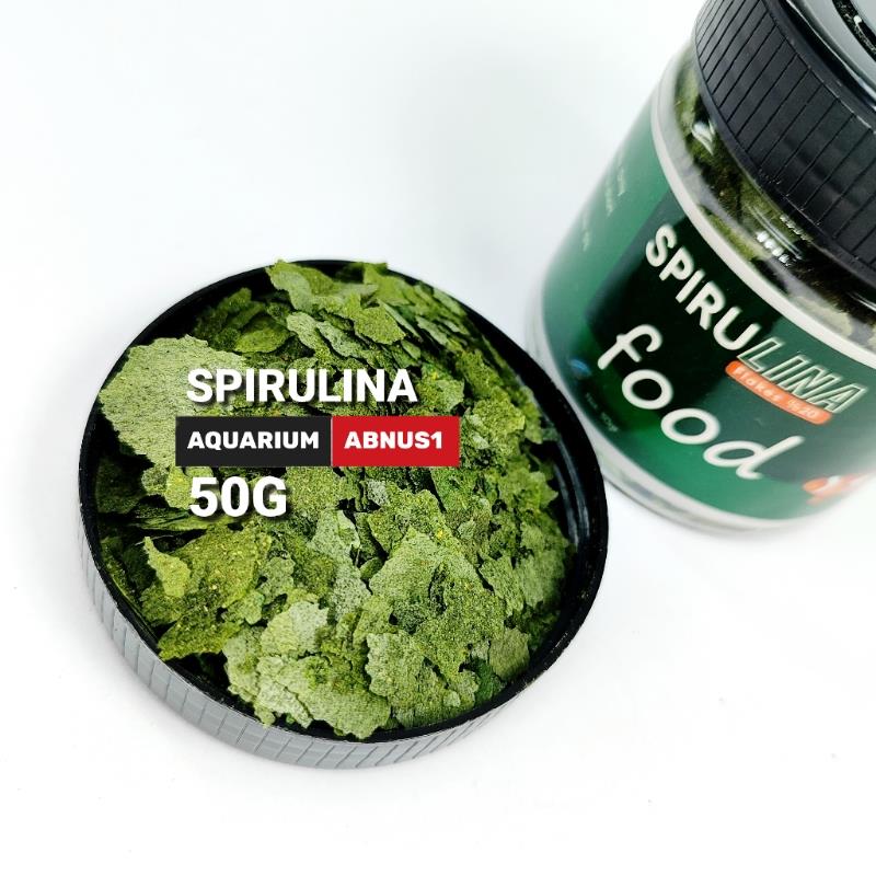 غذا ماهی آکواریوم پولک SPIRULINA خوراکسازان 50G غذای پولکی SPIRULINA خوراکسازان ۵۰ گرمی مخصوص انواع ماهیان آکواریومی زینتی و گیاهخوار است.این خوراک با ترکیب غنی از پودر ماهی، اسپیرولینا، آرد ذرت، عصاره سیر، ویتامینها، اسیدهای آمینه و آنتیاکسیدانها تولید شده تا رنگ، شادابی و رشد ماهیها را افزایش دهد.با ۳۵٪ پروتئین، ۵٪ چربی، ۶٪ خاکستر و ۵٪ فیبر، هضم آسانی دارد و مناسب مصرف روزانه است.تولید باکیفیت ایرانی از برند معتبر خوراکسازان
