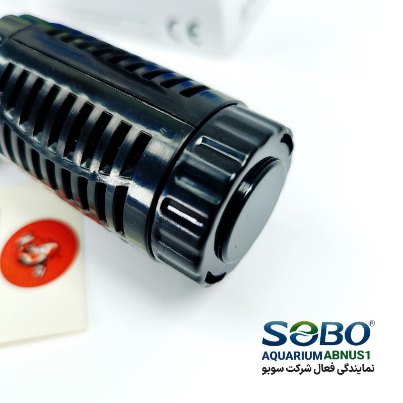 فیلتر داخلی آکواریوم سوبو مدل WP-1050F با توان ۴ وات، ظرفیت ۴۰۰ لیتر در ساعت و اندازه ۱۳ سانتی‌متر. تصاویر شامل بدنه فیلتر، ابر اسفنجی، خروجی هوا و اطلاعات درج‌شده روی محصول است.