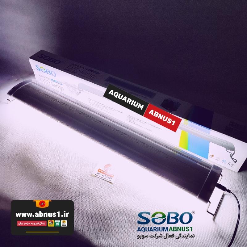نور آکواریوم سوبو مدل AL-550P با ترکیب نور سفید یخی و صورتی، مناسب آکواریوم ۶۰ تا ۹۰ سانت.تصاویر شامل: نمای کامل چراغ، پایه‌های کشویی، ال‌ای‌دی‌ها در سه ردیف، نور ترکیبی سفید و صورتی، و نصب روی آکواریوم.