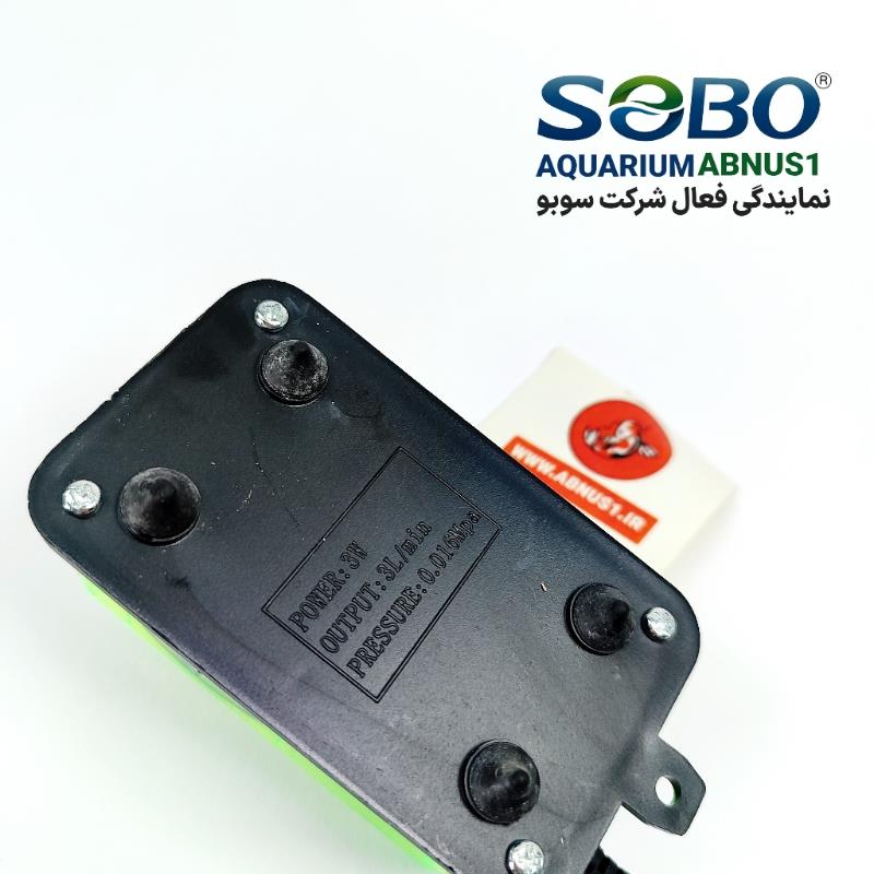 پمپ هوای SOBO SB-222A به رنگ سبز شفاف، طراحی کوچک و جمع‌وجور با یک خروجی.تصاویر شامل نمای روبرو، نمای جانبی با بدنه پلاستیکی، و نمای پمپ در کنار شلنگ هوا در داخل آکواریوم کوچک.طراحی ساده و چشم‌نواز که در ترکیب با فضای آکواریوم جلوه‌ی مدرن و مینیمال دارد.