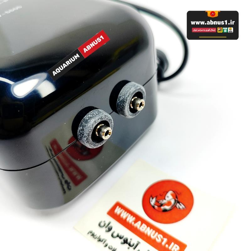 پمپ هوای آکواریوم هایلا ACO-5505 با بدنه مشکی، طراحی جمع‌وجور و دو خروجی.تصاویر شامل نمای جلو، نمای کناری که ولوم تنظیم فشار در آن واضح است، و نمای نصب‌شده در کنار آکواریوم با دو شلنگ هوا متصل.ظاهر مدرن و عملی، مناسب آکواریوم‌های حرفه‌ای و خانگی با نیاز به هوادهی دقیق و پایدار.