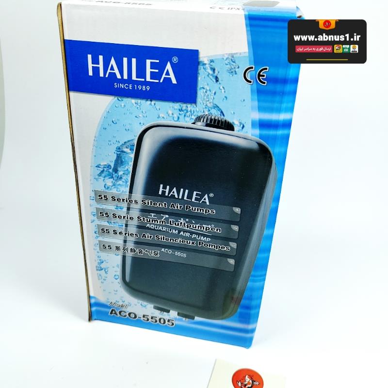 پمپ هوای آکواریوم هایلا ACO-5505 با بدنه مشکی، طراحی جمع‌وجور و دو خروجی.تصاویر شامل نمای جلو، نمای کناری که ولوم تنظیم فشار در آن واضح است، و نمای نصب‌شده در کنار آکواریوم با دو شلنگ هوا متصل.ظاهر مدرن و عملی، مناسب آکواریوم‌های حرفه‌ای و خانگی با نیاز به هوادهی دقیق و پایدار.