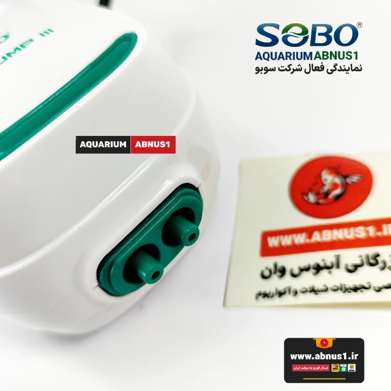 پمپ هوای SOBO AQ-5 با بدنه سبز شفاف و طراحی جمع‌وجور.تصاویر شامل نمای جلویی پمپ، نمایش دو خروجی هوا، ولوم تنظیم جریان در بالا، و نصب پمپ در کنار آکواریوم با شلنگ‌های هوا.طراحی چشم‌نواز که ظاهر مینیمال و مدرن دارد و در دکور آکواریوم جلوه خوبی ایجاد می‌کند.