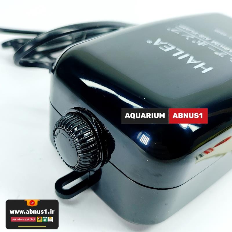 پمپ هوای آکواریوم هایلا ACO-5505 با بدنه مشکی، طراحی جمع‌وجور و دو خروجی.تصاویر شامل نمای جلو، نمای کناری که ولوم تنظیم فشار در آن واضح است، و نمای نصب‌شده در کنار آکواریوم با دو شلنگ هوا متصل.ظاهر مدرن و عملی، مناسب آکواریوم‌های حرفه‌ای و خانگی با نیاز به هوادهی دقیق و پایدار.