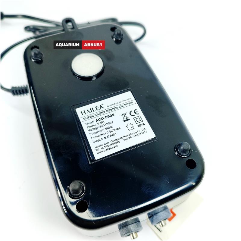 پمپ هوای آکواریوم هایلا ACO-5505 با بدنه مشکی، طراحی جمع‌وجور و دو خروجی.تصاویر شامل نمای جلو، نمای کناری که ولوم تنظیم فشار در آن واضح است، و نمای نصب‌شده در کنار آکواریوم با دو شلنگ هوا متصل.ظاهر مدرن و عملی، مناسب آکواریوم‌های حرفه‌ای و خانگی با نیاز به هوادهی دقیق و پایدار.