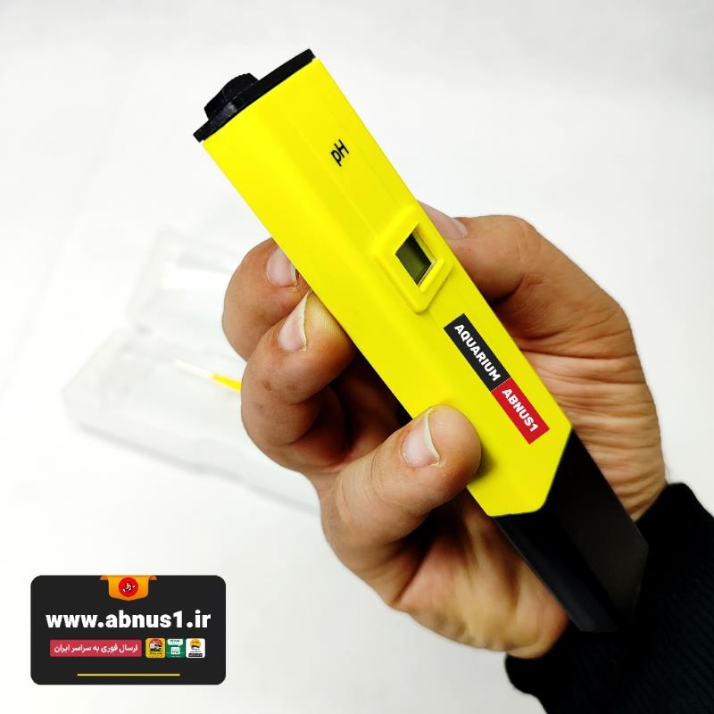 تصاویر شامل دستگاه PH سنج الکترونیکی آکواریوم مدل PH-107 اصلی، نمایشگر دیجیتال، پیچ کالیبراسیون، پیچ‌گوشتی تنظیم، دفترچه راهنما، باتری و دو محلول کاهنده و افزاینده PH است.