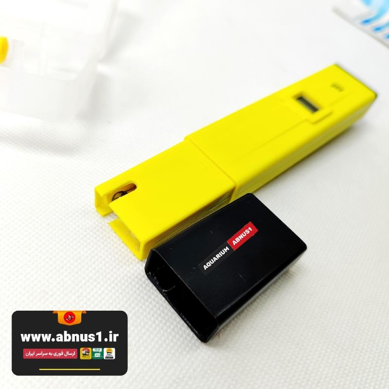 تصاویر شامل دستگاه PH سنج الکترونیکی آکواریوم مدل PH-107 اصلی، نمایشگر دیجیتال، پیچ کالیبراسیون، پیچ‌گوشتی تنظیم، دفترچه راهنما، باتری و دو محلول کاهنده و افزاینده PH است.