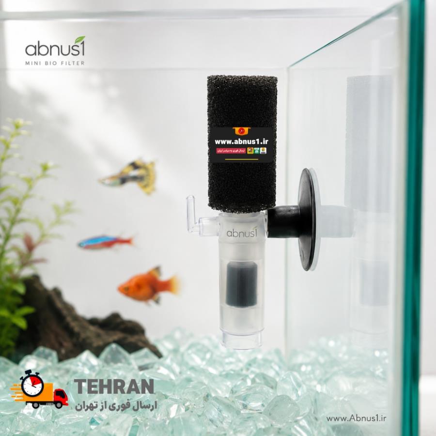 تصویر محصول فیلتر اسفنجی کوچک (Mini Bio Filter) مدل YU-2832 را نشان می‌دهد که دارای یک اسفنج متراکم مشکی در بالا، بدنه شفاف اکریلیک حاوی سنگ هوا در مرکز و یک بادکش (Sucker) قدرتمند برای اتصال به شیشه آکواریوم است. ابعاد کالا بسیار کوچک و ظریف (۱۰ در ۳ سانتی‌متر) بوده که برای تانک‌های نانو، تکثیر میگو و قرنطینه ایده‌آل است.