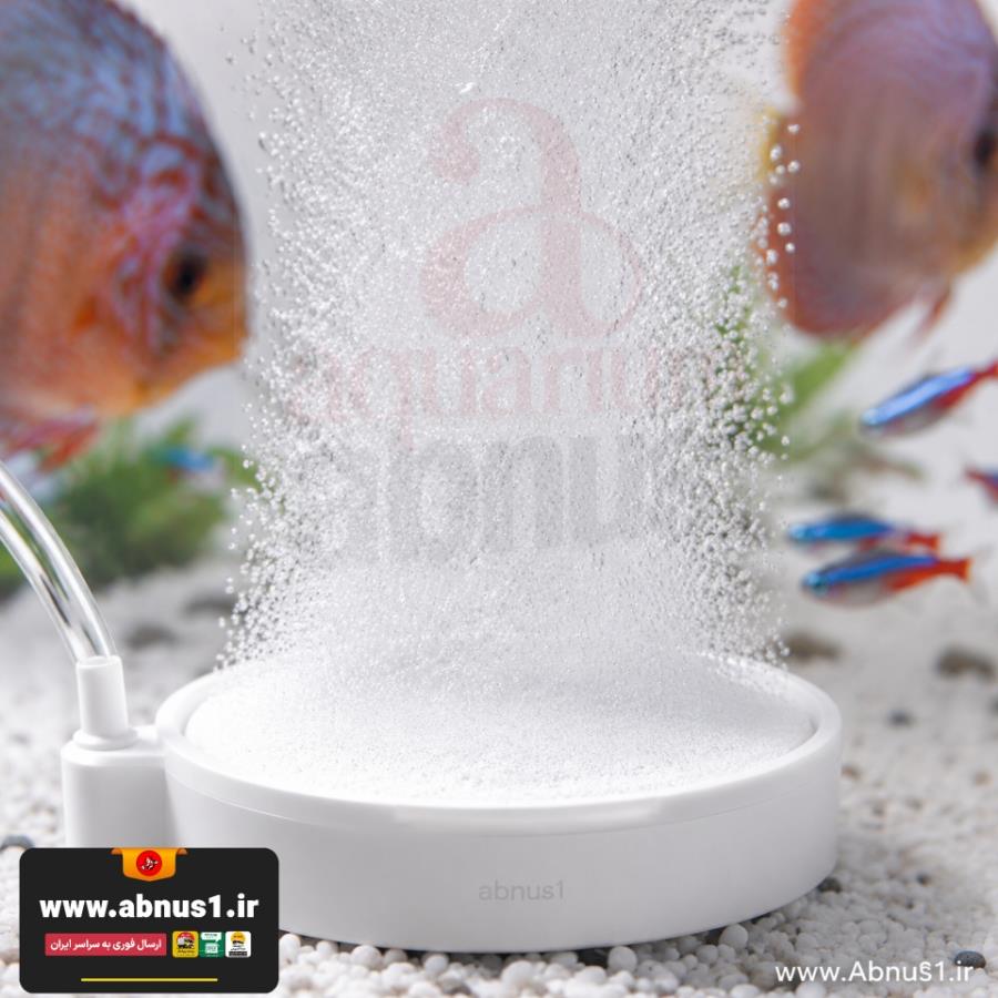 تصویر سنگ هوای نانو مدل Air Stone N80 با قطر ۸ سانتی‌متر؛ نمایش‌دهنده بدنه باکیفیت پلیمری و دیسک سرامیکی فشرده که حباب‌های اکسیژن را به صورت پودری و مه-مانند در آب پخش می‌کند. در تصویر، بسته‌بندی اورجینال و نحوه عملکرد محصول در آب با تراکم بالای حباب‌ها به وضوح قابل مشاهده است.
