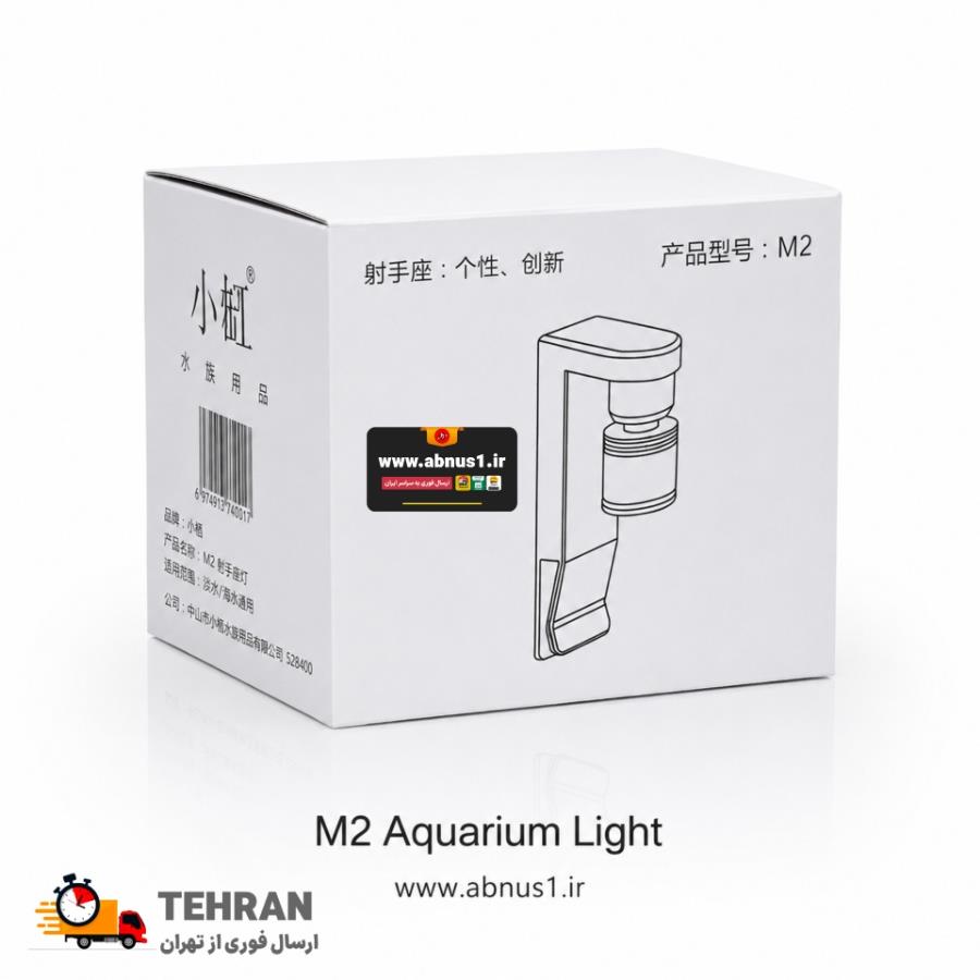 چراغ LED فوق‌مدرن و مینیمال با طراحی “Spotlight” (نور نقطه‌ای) است که به لبه آکواریوم متصل شده است. بدنه مشکی مات و باکیفیت کالا در کنار تابش نور بنفش-سفید (ترکیبی جذاب برای گیاهان و رنگ ماهی‌ها)، جلوه‌ای حرفه‌ای به تانک بخشیده است. در تصاویر، ابعاد کوچک (۷ سانتی‌متر) و بسته‌بندی شکیل محصول به همراه تاییدیه‌های کیفی (QC PASS) کاملاً مشهود است که نشان‌دهنده اصالت و دقت در تولید این مینی‌لایت تخصصی است.