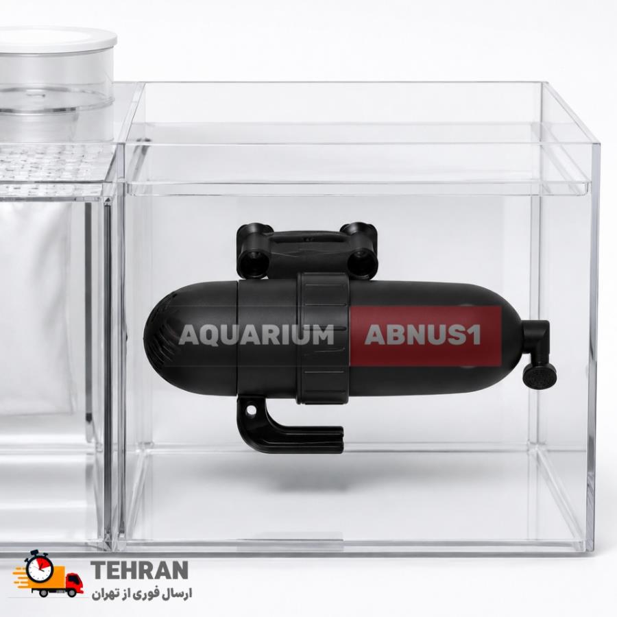 نمایش نمای نزدیک از دستگاه فیلتر UV سِبو (Sebo) با بدنه مشکی مات و مقاوم، که با استفاده از بادکش‌های قدرتمند به دیواره شیشه‌ای آکواریوم متصل شده است. در پس‌زمینه، آکواریومی شفاف با ماهی‌های کوی رنگارنگ دیده می‌شود که نشان‌دهنده عملکرد عالی دستگاه در زلال‌سازی آب است.