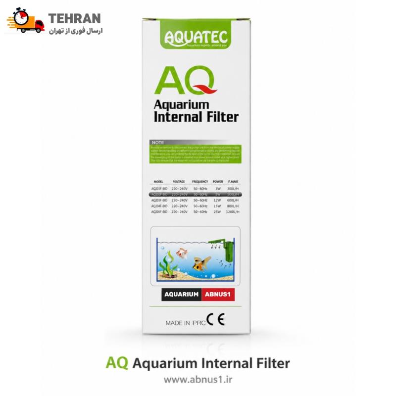 فیلتر داخلی آکواریوم برند معتبر آکواتک (AQUATEC) مدل AQ202F-BIO را نشان می‌دهد. بسته‌بندی محصول حرفه‌ای و با رنگ‌بندی سبز و سفید است که نماد سلامت و پاکیزگی آب می‌باشد. در تصویر، بدنه فیلتر به رنگ سبز با طراحی شیاردار جهت مکش بهینه، به همراه اتصالات خروجی آب (لوله دوش بارانی) و لوله اکسیژن‌رسان کاملاً مشهود است. این دستگاه با طراحی کامپکت و ابعاد دقیق ۱۴ در ۳ در ۳ سانتی‌متر، گزینه‌ای ایده‌آل برای فضاهای محدود و آکواریوم‌های متوسط است که ظاهری مدرن به محیط تانک می‌بخشد.