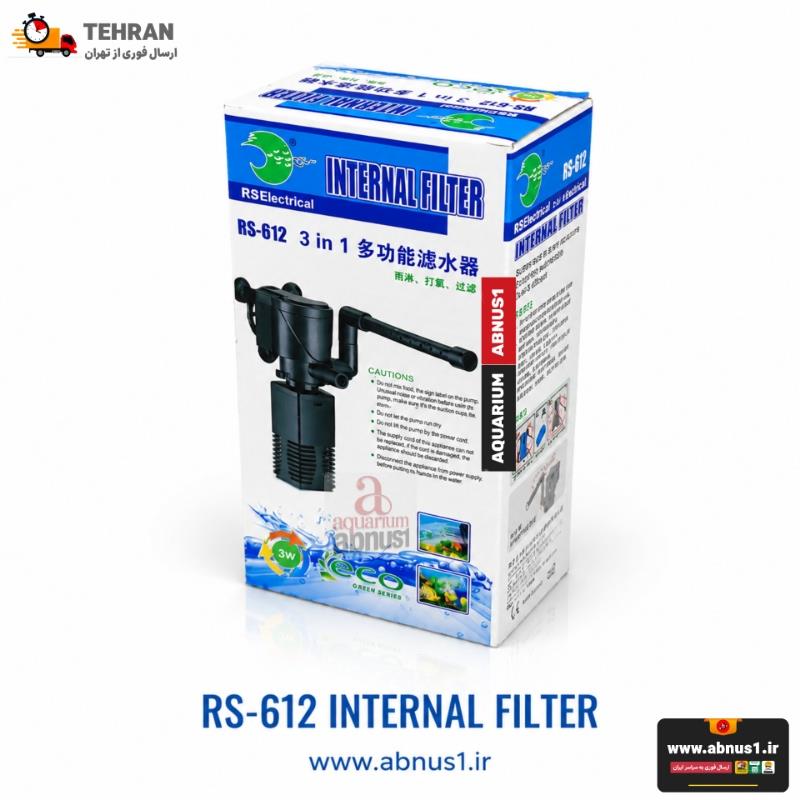  بسته‌بندی فیلتر داخلی برند RS Electrical مدل RS-612 از سری Eco Green مشاهده می‌شود. جعبه محصول با رنگ‌آمیزی آبی و سفید و لوگوی اکو (دوست‌دار محیط زیست) طراحی شده است. تصویر روی جعبه، بدنه مشکی رنگ و فشرده دستگاه را به همراه اتصالات کامل شامل لوله دوش بارانی ۳۶۰ درجه و سیستم مکش هوا نشان می‌دهد. ابعاد فوق‌العاده کوچک ۱۱ در ۳ در ۴ سانتی‌متری این کالا در کنار توان مصرفی بسیار پایین (۳ وات)، آن را به یک انتخاب هوشمندانه برای نانو آکواریوم‌ها تبدیل کرده است.