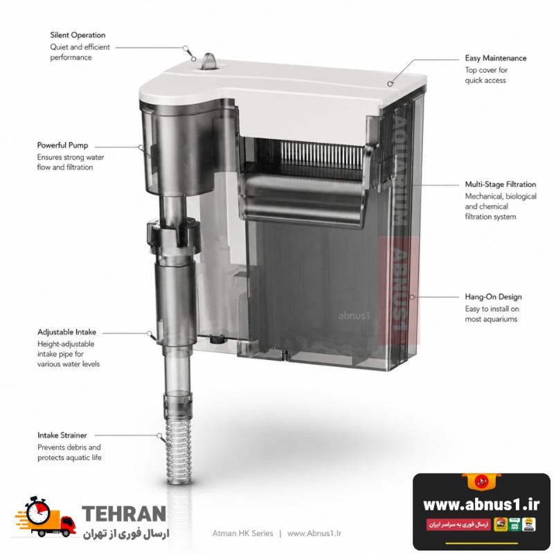 فیلتر آویزان برند “Atman” مدل HK-0300 است. در نمای روی جعبه، دستگاه با بدنه‌ای شفاف و مستحکم دیده می‌شود که بر روی لبه آکواریوم سوار شده است. در این مدل، فضای محفظه فیلتراسیون نسبت به مدل‌های پایه بزرگ‌تر شده که نویدبخش حجم مدیای بیشتر است. ویژگی‌های کلیدی مشهود در عکس شامل لوله مکش مجهز به چربی‌گیر سطح (Skimmer)، پیچ تنظیم شدت جریان آب در قسمت بالایی و خروجی آبشاری پهن است. همچنین روی جعبه به قابلیت تنظیم گیره نگهدارنده متناسب با ضخامت شیشه‌های مختلف اشاره شده است که نصب آن را بر روی هر تانکی آسان می‌کند.