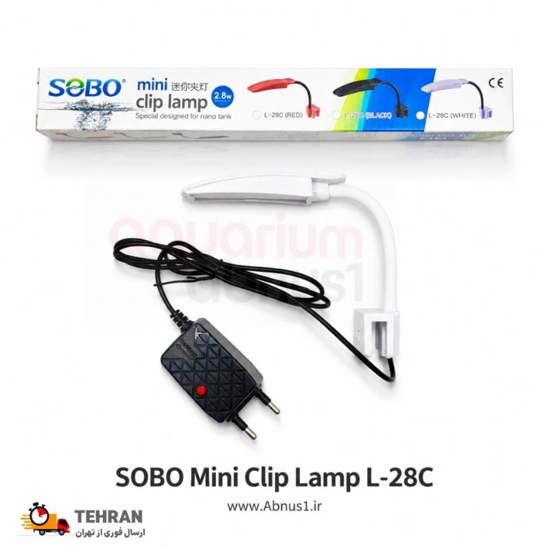 صویر بسته‌بندی مقوایی چراغ مینی گیره‌ای برند سوبو (SOBO) مدل L-28C مخصوص نانو آکواریوم‌ها. در تصاویر، بدنه محصول در رنگ‌های مختلف (سفید، مشکی، قرمز)، مشخصات فنی مانند توان ۲.۸ وات، بارکد محصول، کد QR و آدرس وب‌سایت سازنده به همراه ویژگی‌های کلیدی محصول به دو زبان انگلیسی و چینی قابل مشاهده است.